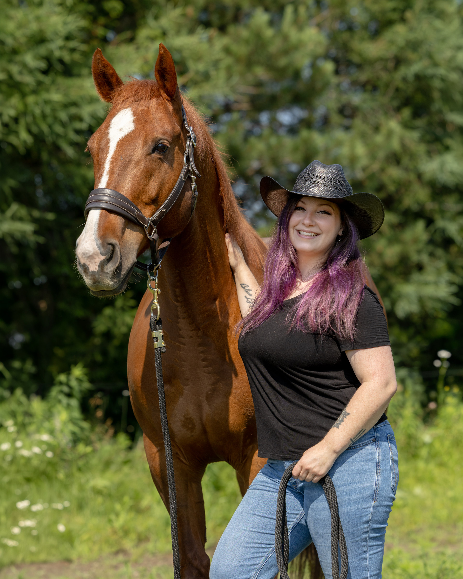 Une cavalière auprès de son cheval